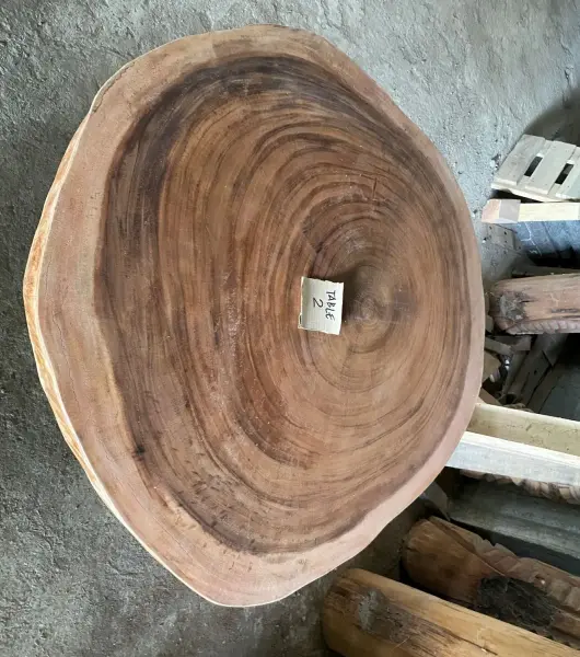 Artikelbild 5 des Artikels “Niedriger Naturholztisch rund aus Suar mit Metallbeinen Spider. 100cm Länge, 98cm Breite, 60cm Höhe, Tischplatte 10cm dick. “